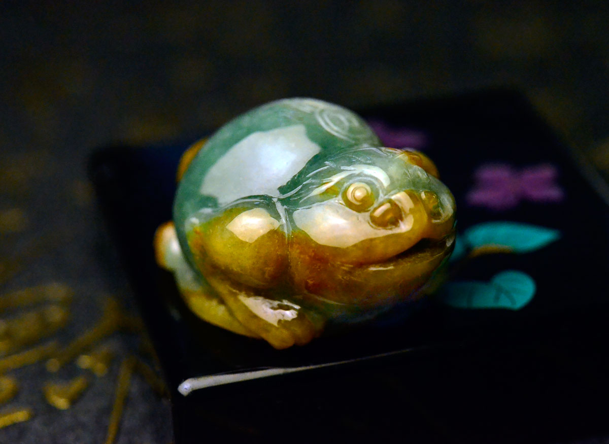 天然翡翠彫刻 ペンダントトップ/根付 三足の蛙 - 翡翠小屋