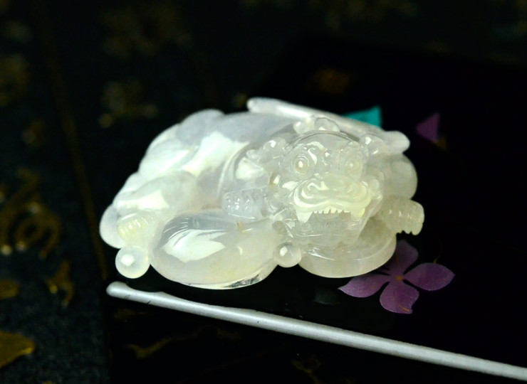 翡翠 貔貅 氷翡翠 カービング 彫刻 根付 ペンダントトップ 置物 ヒスイ 