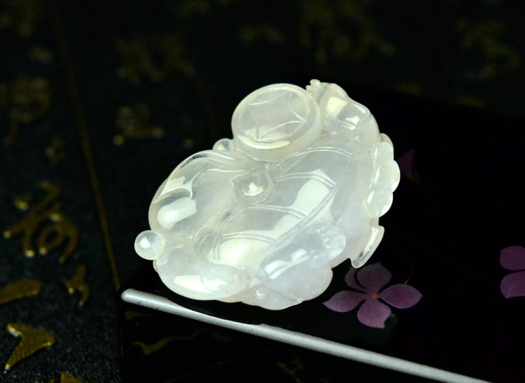翡翠 貔貅 氷翡翠 カービング 彫刻 根付 ペンダントトップ 置物 ヒスイ 